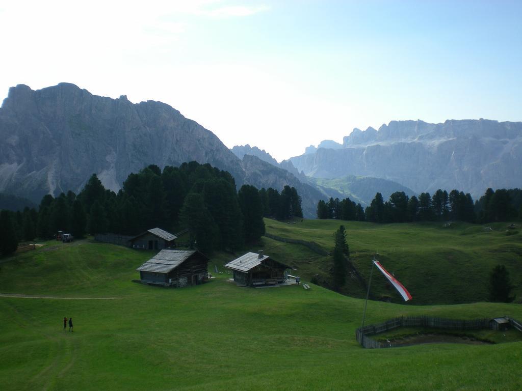 Garni Mezdi Hotel Santa Cristina Val Gardena ภายนอก รูปภาพ